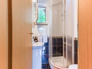 A bathroom with a shower, sink, and window. - Apartments Ivo - Comfort One Bedroom Apartment With Terrace and sea View (Postira)