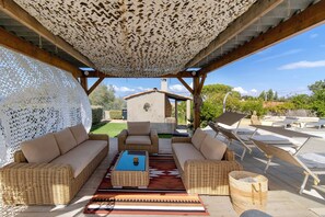 A covered outdoor seating area with wicker furniture and a patterned rug. - Villa 'Portigliolo Michelangeli' with Sea View, Wi-Fi and Air Conditioning (Coti-Chiavari)
