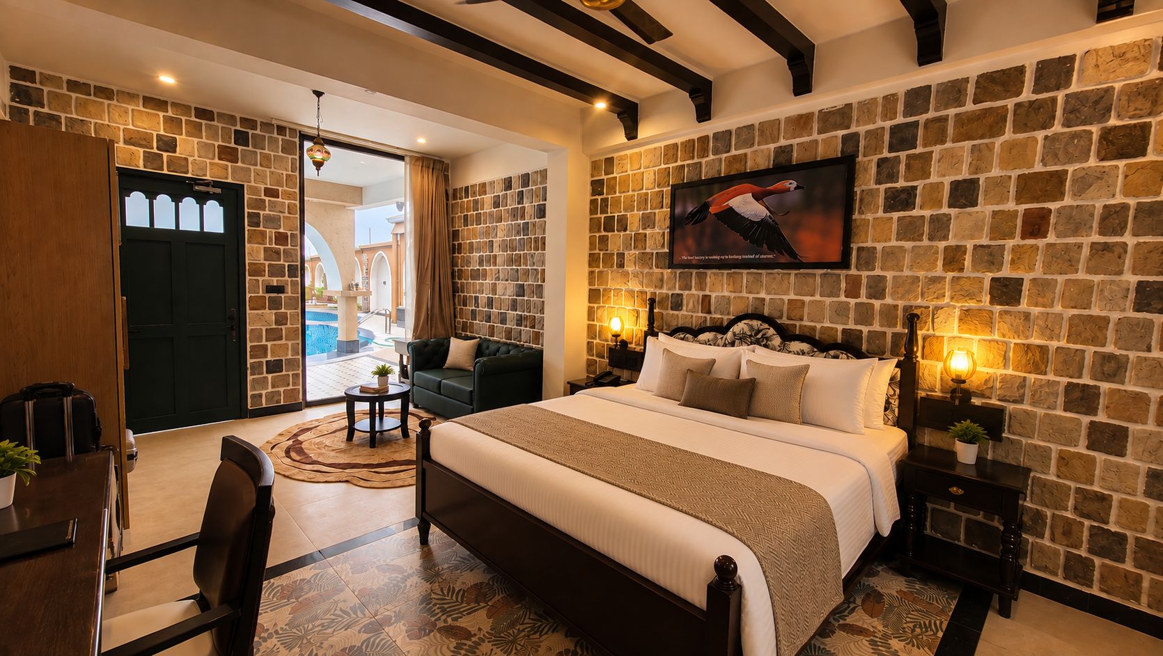 Habitación de hotel con una cama grande, un escritorio, una silla, una mesita con una planta y vistas al área de la piscina.