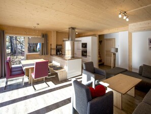 Ein modernes Interieur mit Essbereich, Küche und Sitzgelegenheiten.
