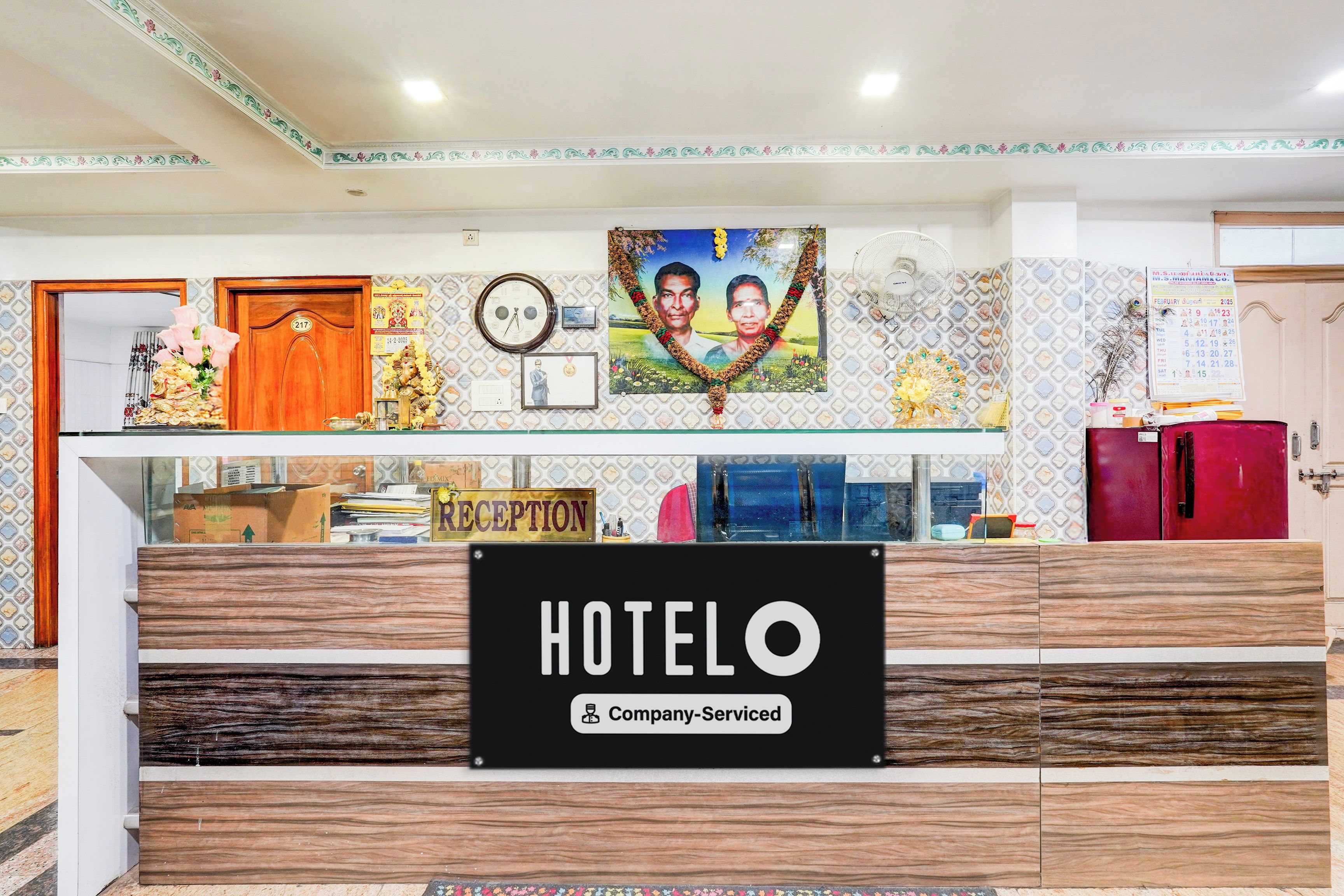 Una recepción con un letrero que dice 'HOTEL', un reloj y un calendario.
