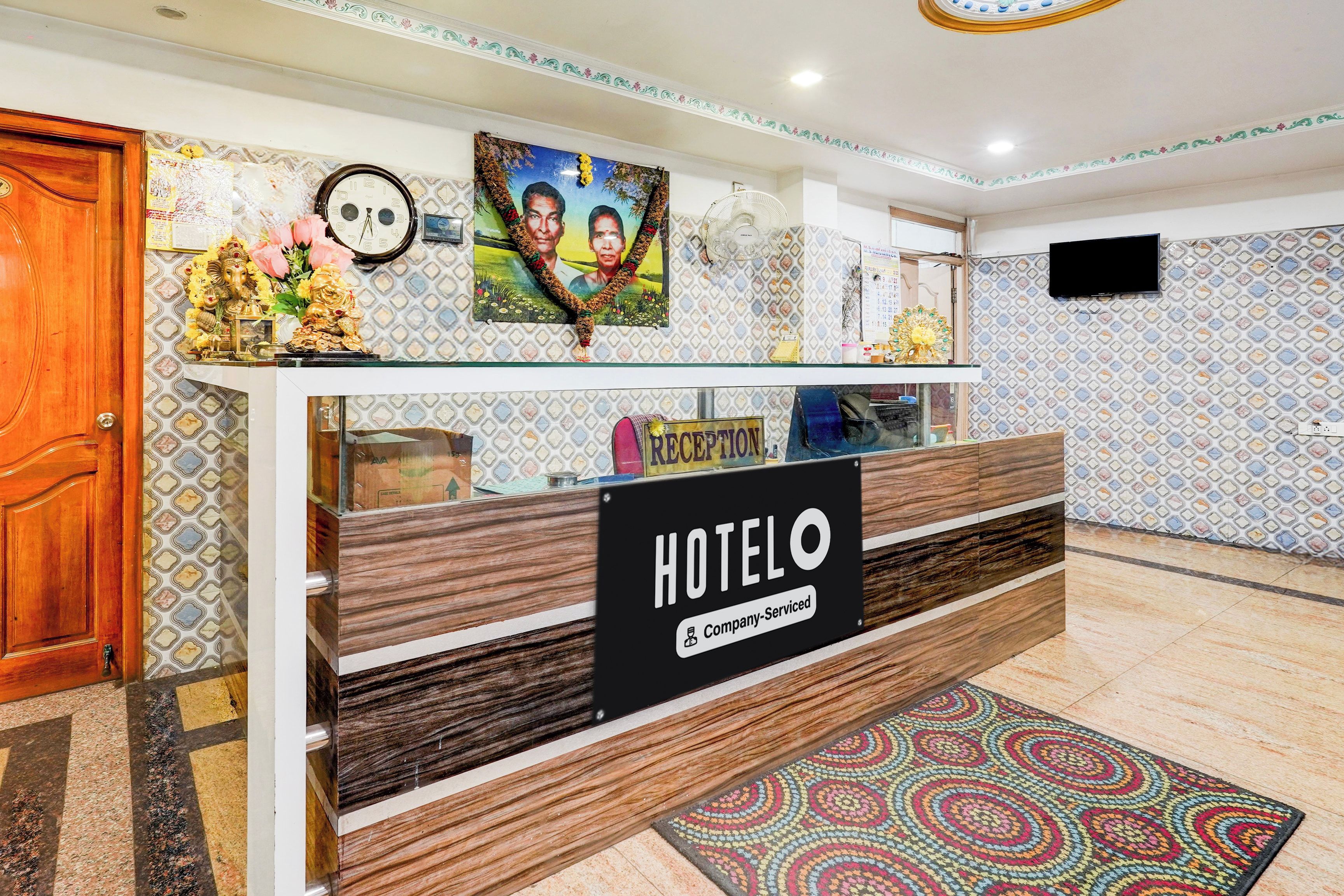 Un mostrador de recepción de hotel con un letrero que dice 'HOTELO Company-Serviced'.