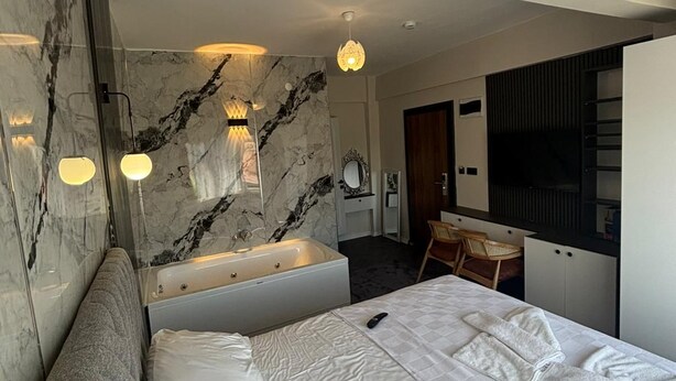 Unclassified image, 1 of 9, button - Klas Otel (karasu)