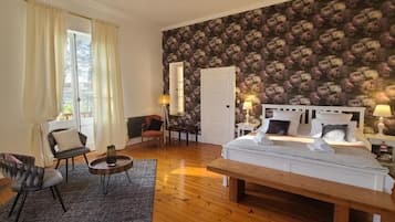Une chambre à coucher avec un grand lit, un bureau, une chaise et une armoire.