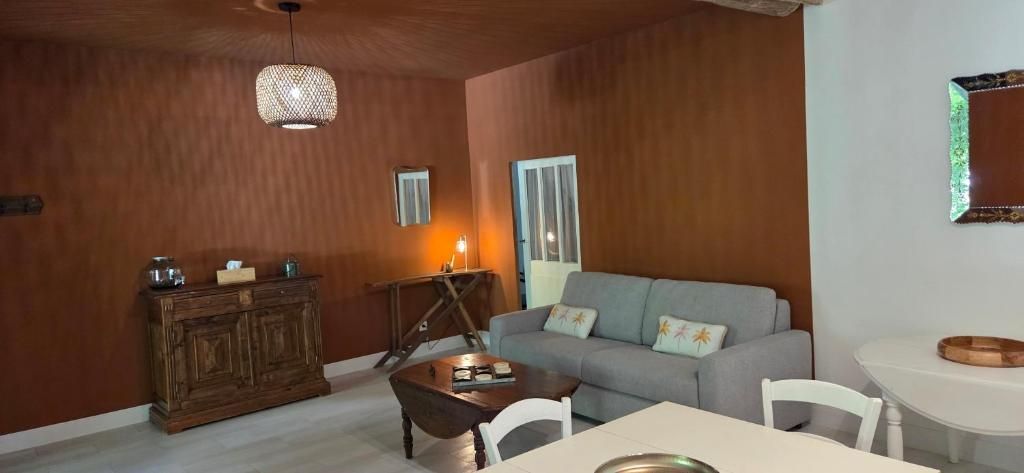 Un salon avec un canapé, une table et un meuble.