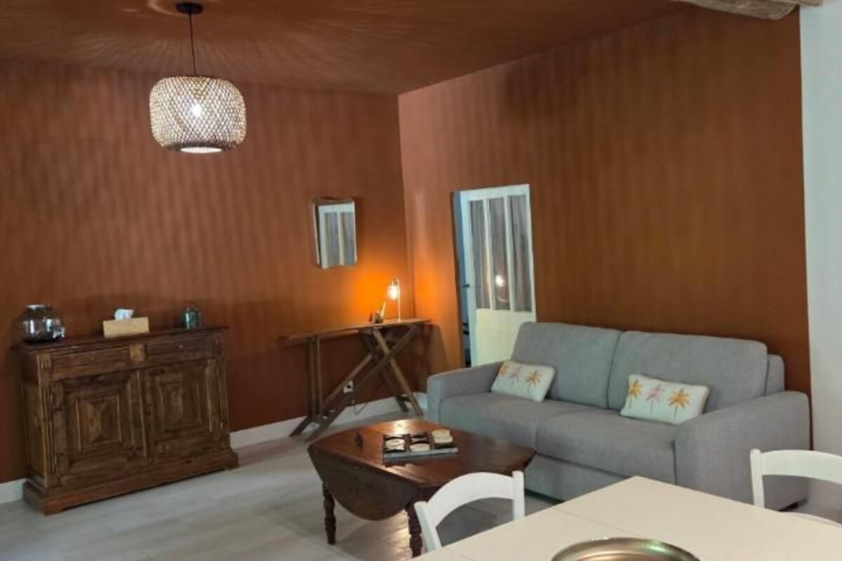 Căn hộ Superior, sân hiên, quang cảnh hồ bơi | Khu phòng khách