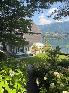 Une maison avec un jardin et une vue sur le lac.