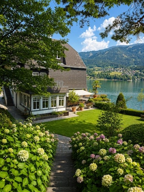 A house with a garden and a lake view. - Romantic Villa on Lake Millstatt (Seeboden)
