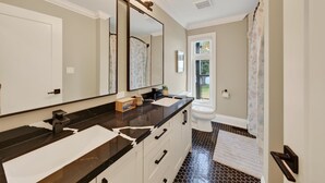 Unclassified image, 4 of 57, button - Lakeside Modern Retreat in PEC (Prince Edward)