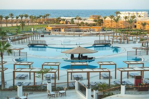 Un complexe hôtelier doté de plusieurs piscines, d’espaces de détente et offrant une vue sur la mer.