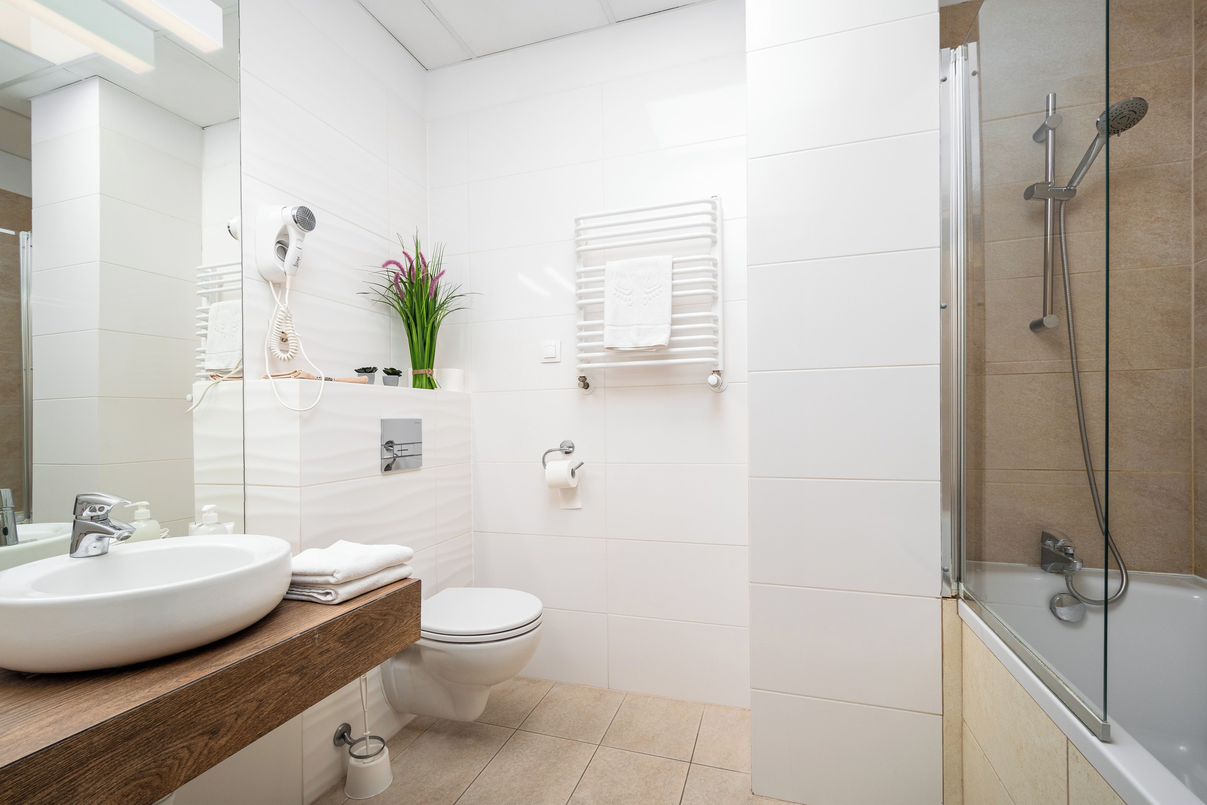 Apartament (208) | Bad | Hårføner og håndklær