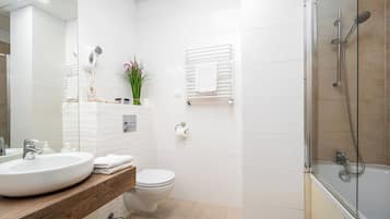 Apartament (208) | Bad | Hårføner og håndklær