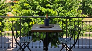 A terrace with a table, two chairs, and a bottle of champagne. - Apartment 'Eddy Home' with Wi-Fi (Bellano)