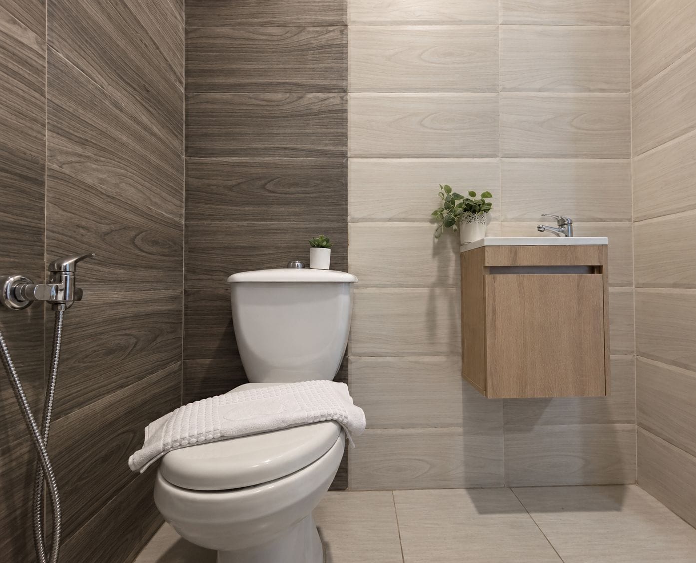 Un baño moderno con inodoro, ducha y lavabo.