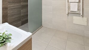 A modern bathroom with a shower enclosure, a built-in sink, and a towel rack. - Spacieux 3 chambres Boulevard des Lions (Bir El Djir)