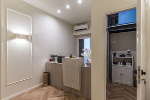 Une salle de bain moderne équipée d’une douche, de toilettes et d’un lavabo.