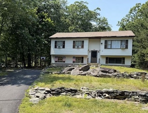 Exterior - A Cozy Mountain Home for Everyone. (Pocono Mountain Lake Estates)