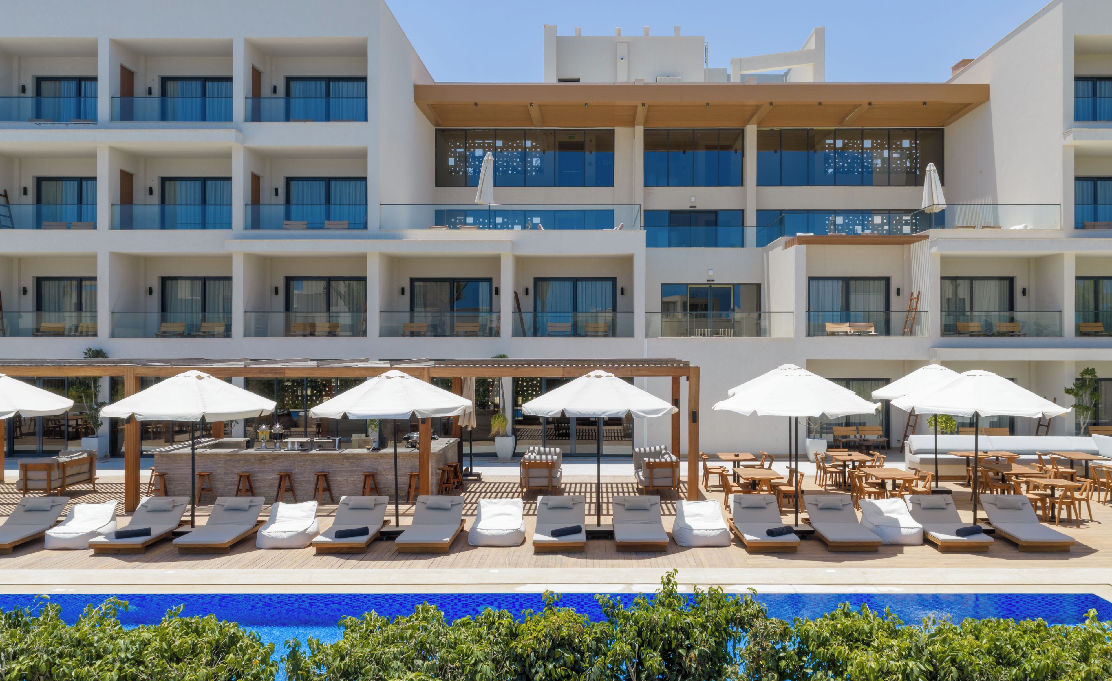 Un hôtel doté de nombreux balcons, d’espaces extérieurs aménagés et d’une piscine.