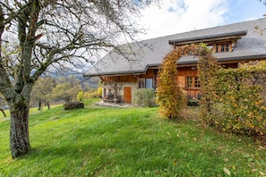 A wooden house with a stone foundation, a porch, and a chimney. - Exceptional Chalet - Panoramic View - Sauna - Aravis (Serraval)