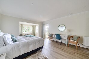 A bedroom with a bed, a desk, and a chair. - Summerfield House, Blandford Forum, Wimborne (Blandford Forum)