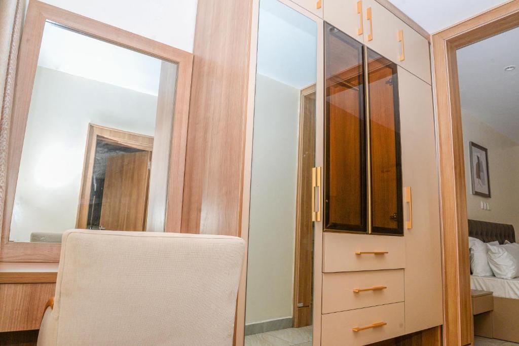 Ein Schlafzimmer mit einem Bett, einem Kleiderschrank und einem Spiegel.