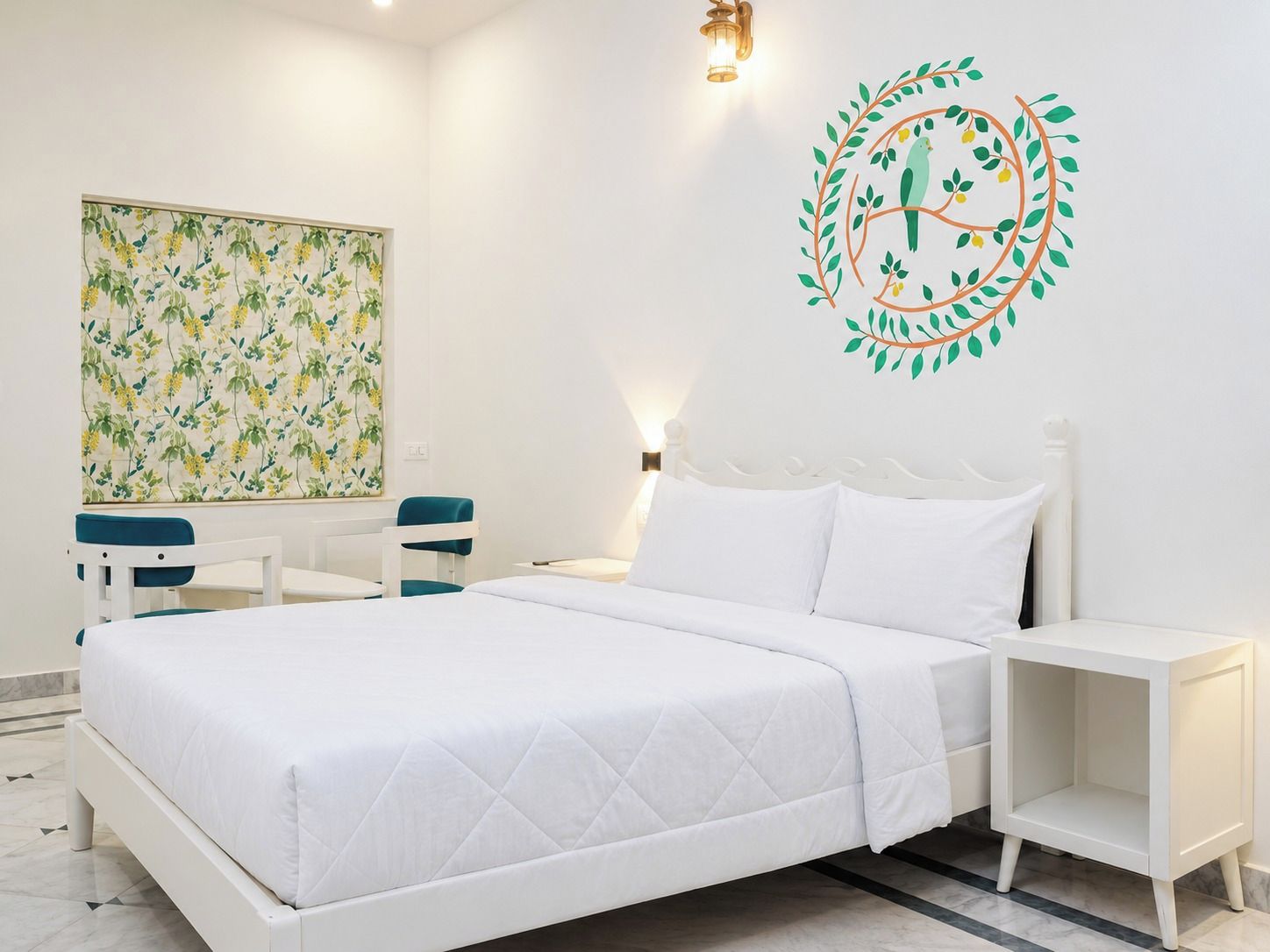 Ein Hotelzimmer mit Bett, Nachttisch, Stuhl, Wandbild und dekorativer Wandaufkleber.