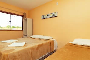 A room with two beds, a window, a painting, and a wardrobe. - Pousada Trilha dos Cânions (Olho d'Água do Casado)