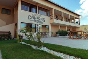 Un edificio de dos pisos con un cartel que dice 'Canions'.