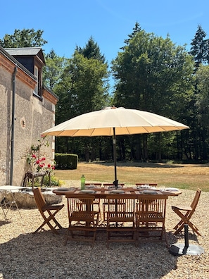 Outdoor dining - Vrbo Property (Cléry-Saint-André)