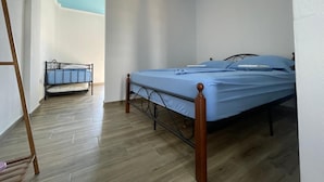 A bedroom with a bed, a ladder, and a window. - Room-sea Pearl Studios Golem - Ground-fl (Golem)