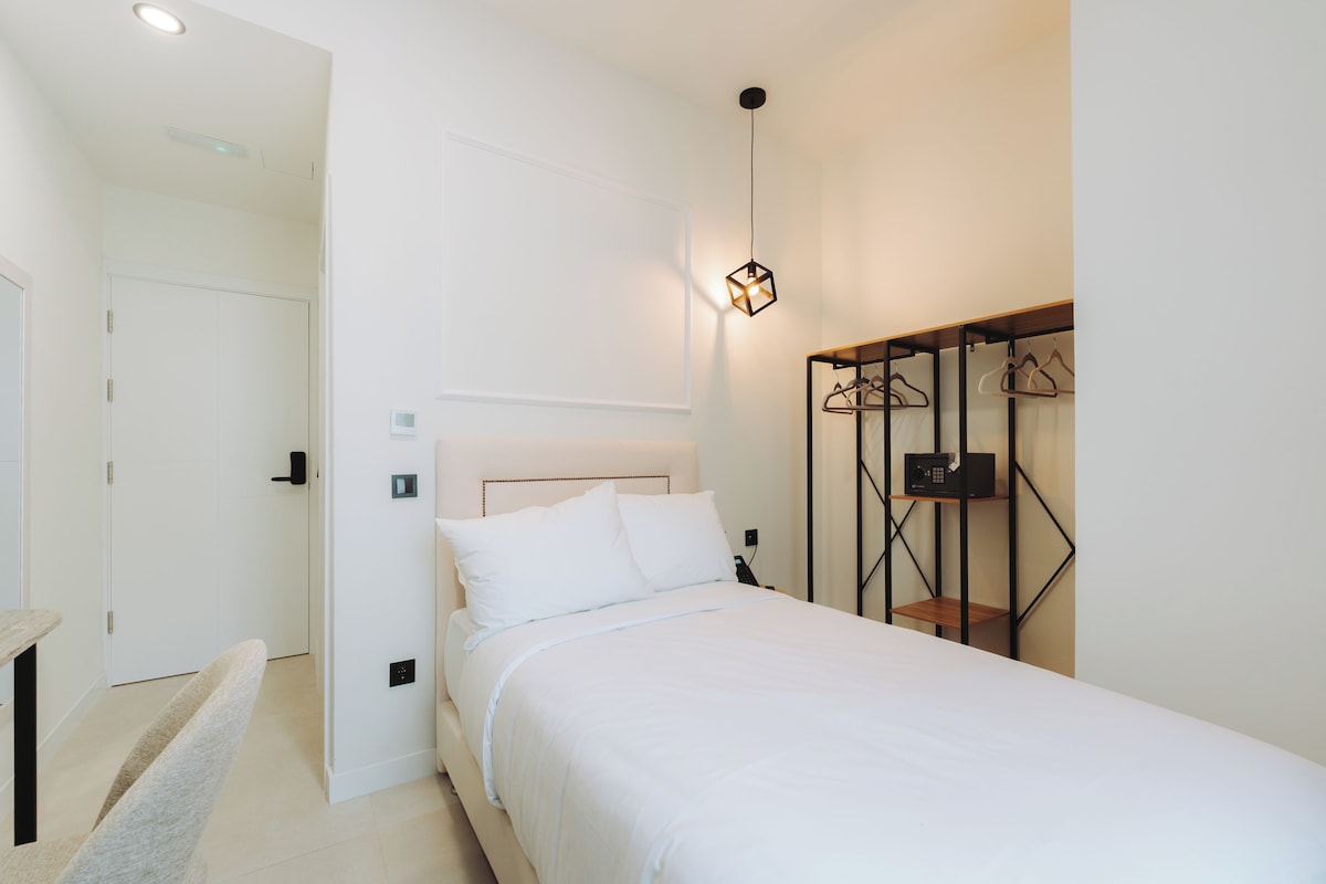 Habitación individual Deluxe | Caja fuerte, escritorio, espacio para trabajar con un portátil