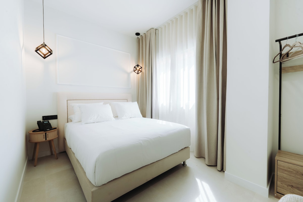 Deluxe Double Room, City View | Peti besi dalam bilik, meja, ruang kerja komputer riba 