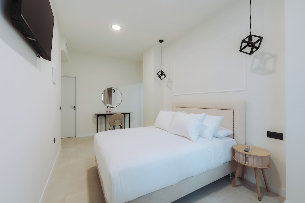 Habitación Deluxe doble, vistas a la ciudad | Caja fuerte, escritorio, espacio para trabajar con un portátil