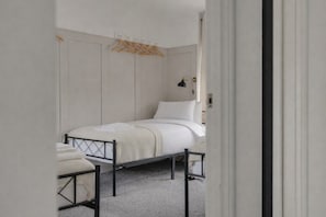 Bright twin bedroom with crisp linens and a clean, minimalist design - Contractors | 3BDR | Parking | Near Universal (Brogborough)
