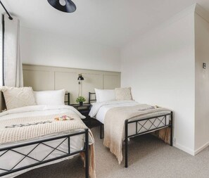 Room - Luxury 2-Bed House in Stevenage Sleeps 6 Free Parking Barefoot & Board (Shephall)