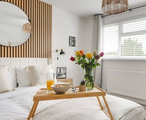 Room - Luxury 2-Bed House in Stevenage Sleeps 6 Free Parking Barefoot & Board (Shephall)