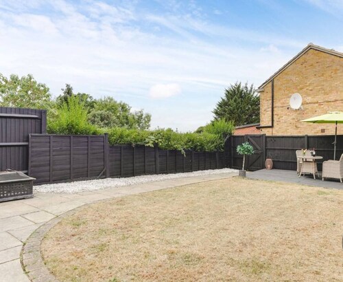 Luxury 2-Bed House in Stevenage Sleeps 6 Free Parking Barefoot & Board