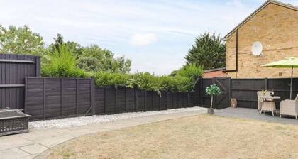 Luxury 2-Bed House in Stevenage Sleeps 6 Free Parking Barefoot & Board