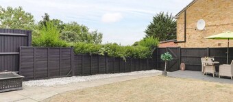 Luxury 2-Bed House in Stevenage Sleeps 6 Free Parking Barefoot & Board