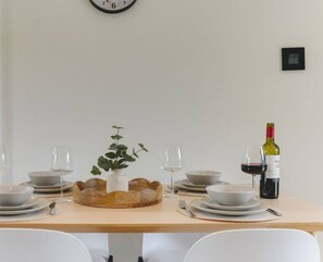 Dining - Luxury 2-Bed House in Stevenage Sleeps 6 Free Parking Barefoot & Board (Shephall)