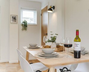 Dining - Luxury 2-Bed House in Stevenage Sleeps 6 Free Parking Barefoot & Board (Shephall)