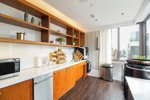Unclassified image, 4 of 6, button - Wyndham Midtown 45/Hotel - Walkable Midtown Escape - Dining & Broadway (New York)
