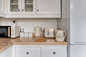 Bright, well-equipped kitchen with charming finishes and handy appliances - Contractors | 4BDR | Parking | Near Universal (Cranfield)