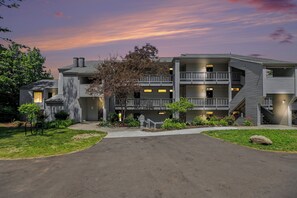 A multi-story building with a central courtyard, balconies, and a driveway leading to the entrance. - 🏖 Top-floor Bay-view 1BR @ The Shores Grand Traverse Resort Sleeps 6 (Williamsburg)