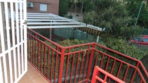 A red metal railing, a white gate, and a brick floor. - Bright house with good transportation access (Algete)