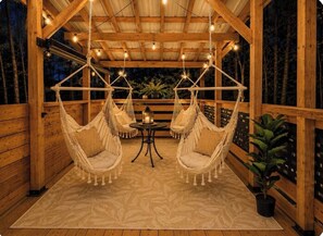 So many different places for you to unwind and relax. Soak us every moment. - Lakefront Retreat/5 BR/Games Room/Beach/Karaoke (Canning)