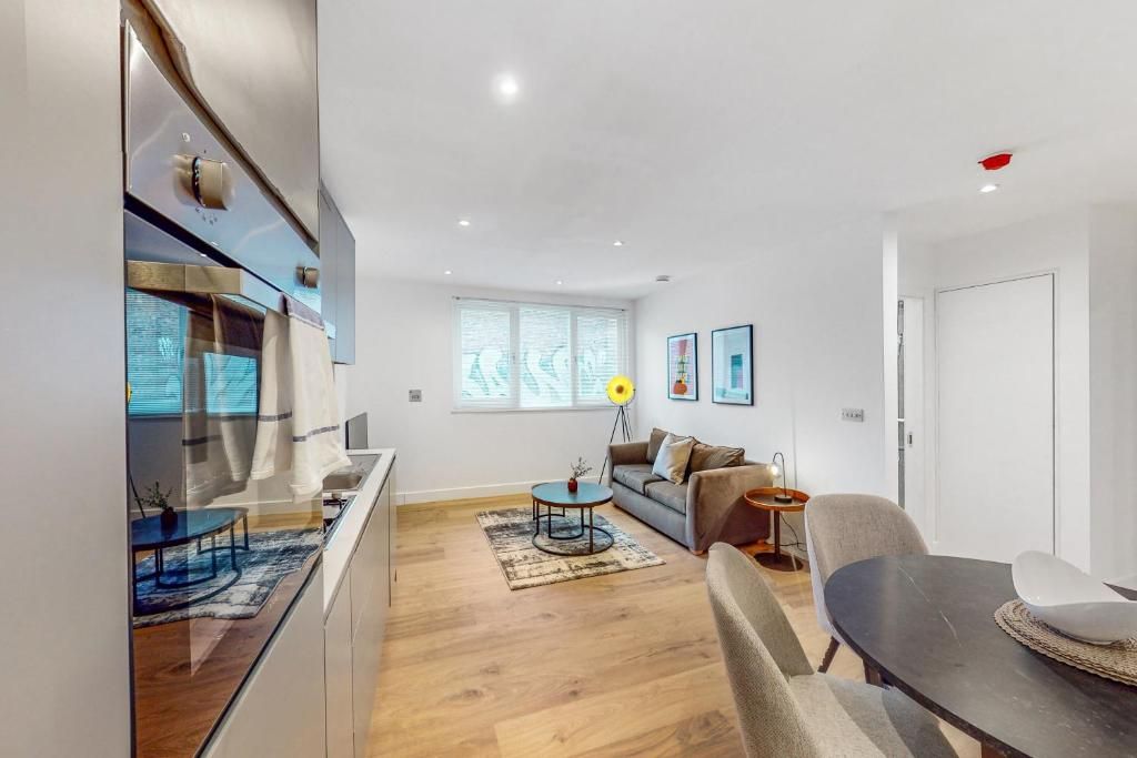 Un espacio habitable moderno con cocina, comedor y zona de estar.