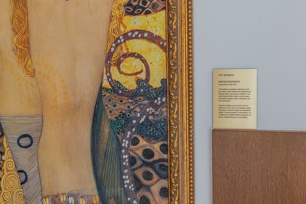 Obra emoldurada com representação detalhada de uma serpente aquática, acompanhada de uma placa descritiva.