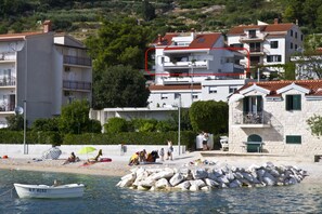 Une zone côtière avec des bâtiments, une plage et un bateau.