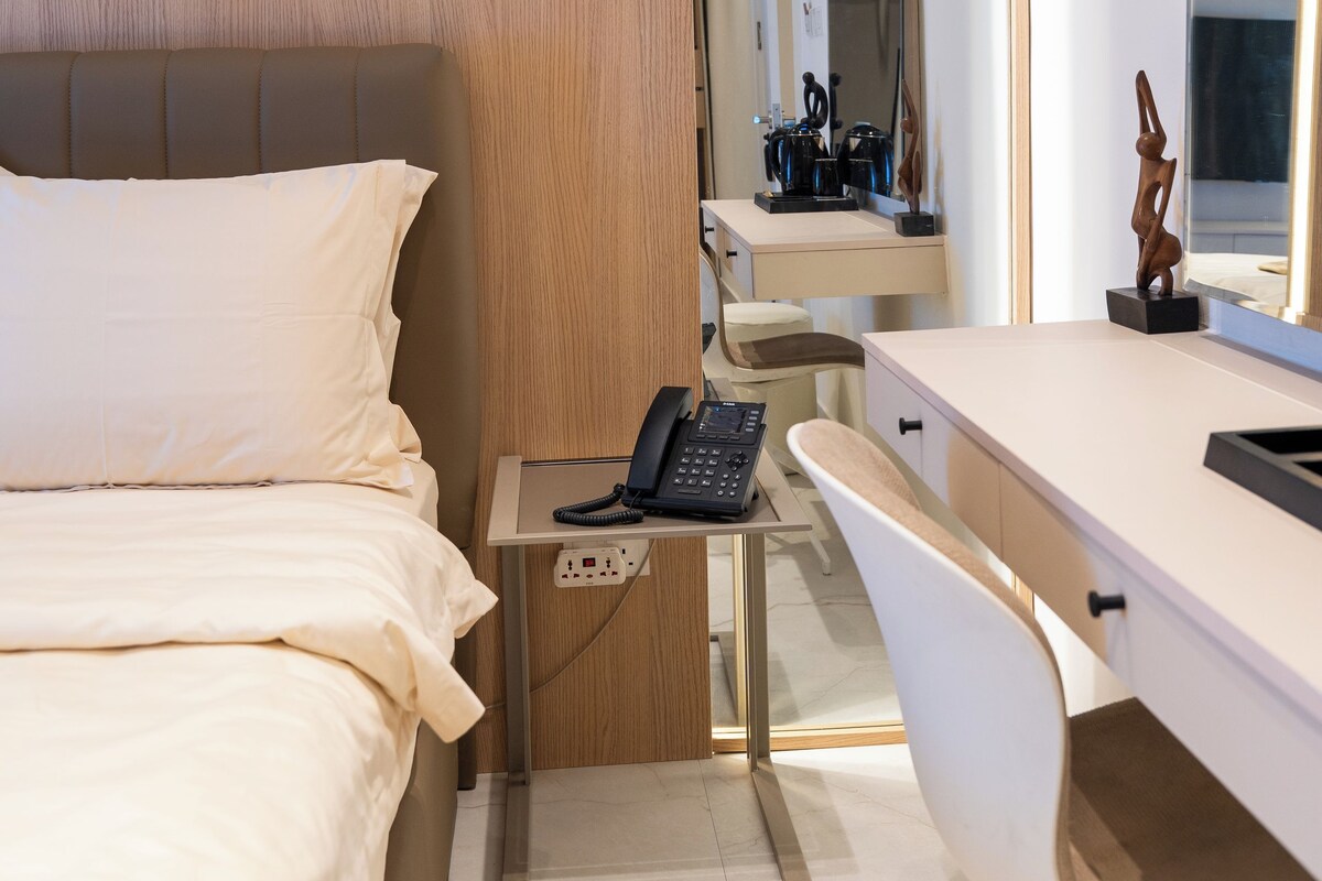 Escritorio, espacio para trabajar con laptop y wifi gratis 